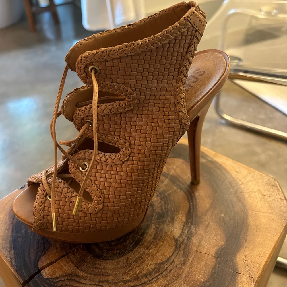 Schutz platform lace up 37